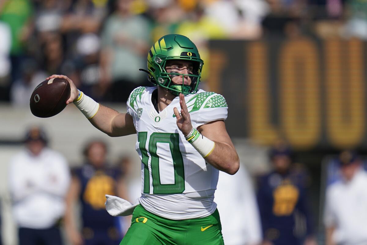 Oregon quarterback Bo Nix throws a pass against California during the first half of an NCAA college football game in Berkeley, Calif., Saturday, Oct. 29, 2022. (AP Photo/Godofredo A. Vásquez)