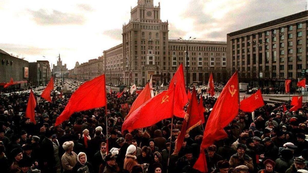 Crowds of pro–communist demonstrators march in Moscow on Feb. 23, 1998.