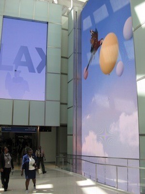 Passengers who have passed through airport security will encounter the Bon Voyage Wall before heading into the Great Hall and departure gates. The wall shows images of people jumping in slow motion.