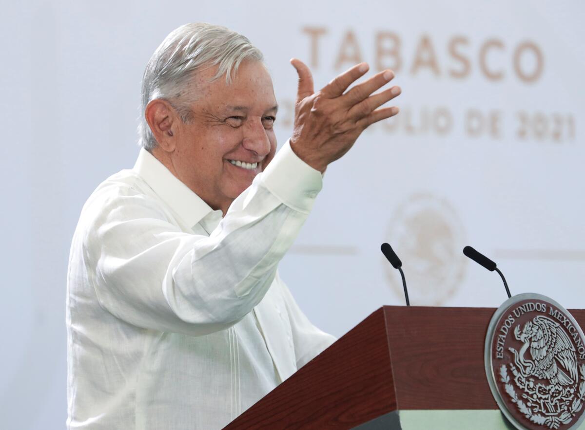 López Obrador anuncia reforma que prioriza "interés público" en electricidad