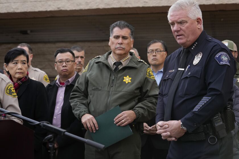 El jefe policial del condado Los Ángeles Robert Luna (c) y el jefe policial de Monterey Park Scott Wiese (d) en conferencia de prensa en Monterey Park, California, el 22 de enero de 2023. (Foto AP/Damian Dovarganes)
