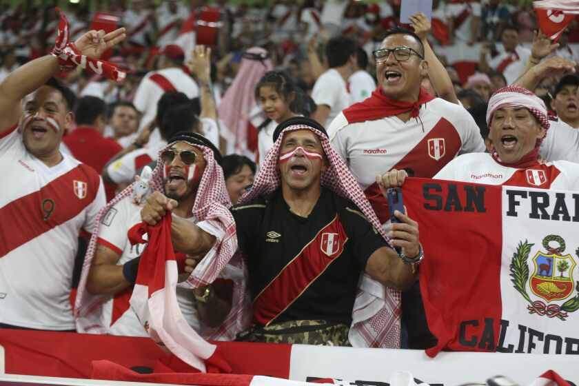 Hinchas de Perú durante el repechaje de la Copa Mundial contra Australia en Al Rayyan, Qatar, el 13 de junio de 2022. (AP Foto/Hussein Sayed)
