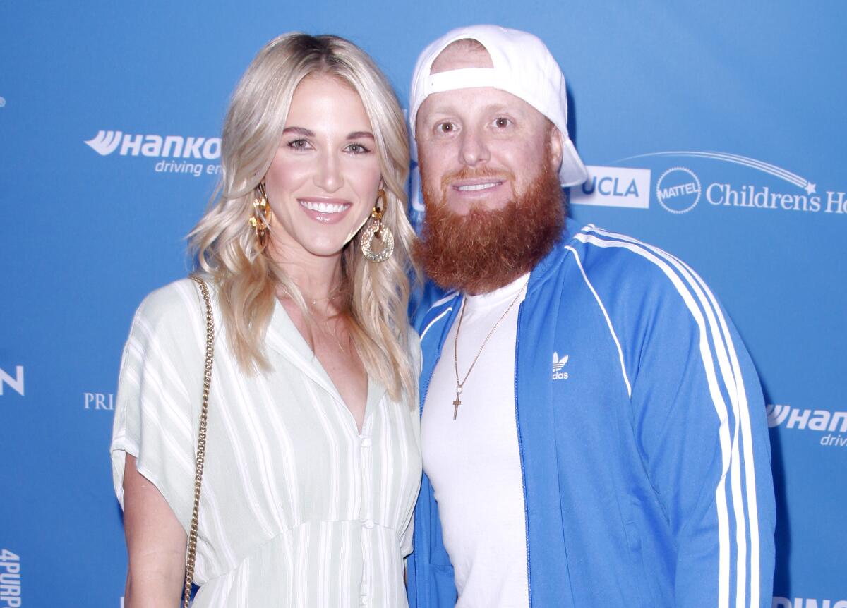 The coronavirus outbreak has prevented Justin Turner from taking the field, but it hasn’t prevented the Dodgers third baseman and his wife, Kourtney, from helping people off of it.