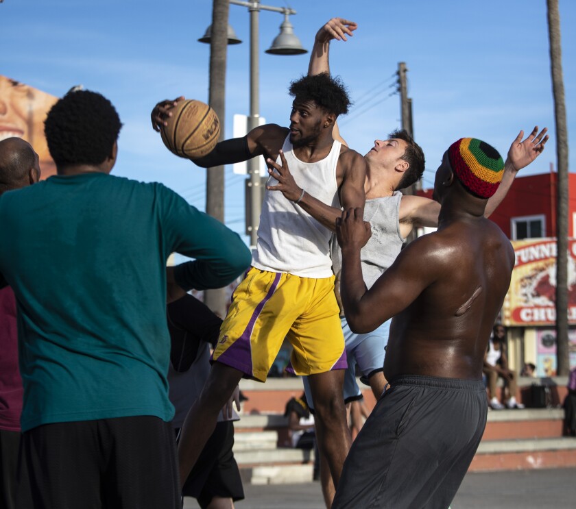 486294-la-me-kobe-bryant-pickup-basketball-venice-beach-8-BRV.jpg