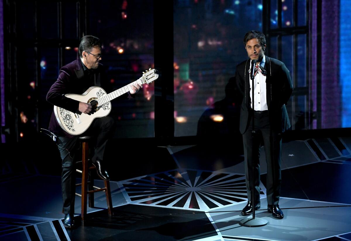 Gael Garcia Bernal mientras interpreta el tema musical "Remember Me" en el escenario del Oscar.