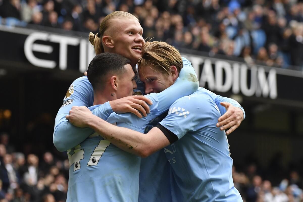 Erling Haaland del Manchester City celebra con sus compañeros tras anotar el segundo gol 