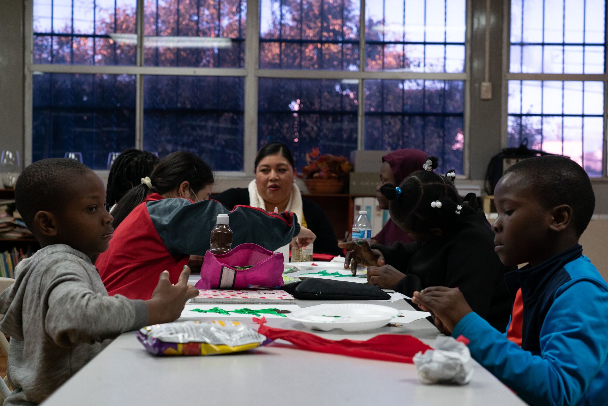 Fleurin, a la derecha, participa en un grupo de apoyo a estudiantes inmigrantes en Alba Roja.