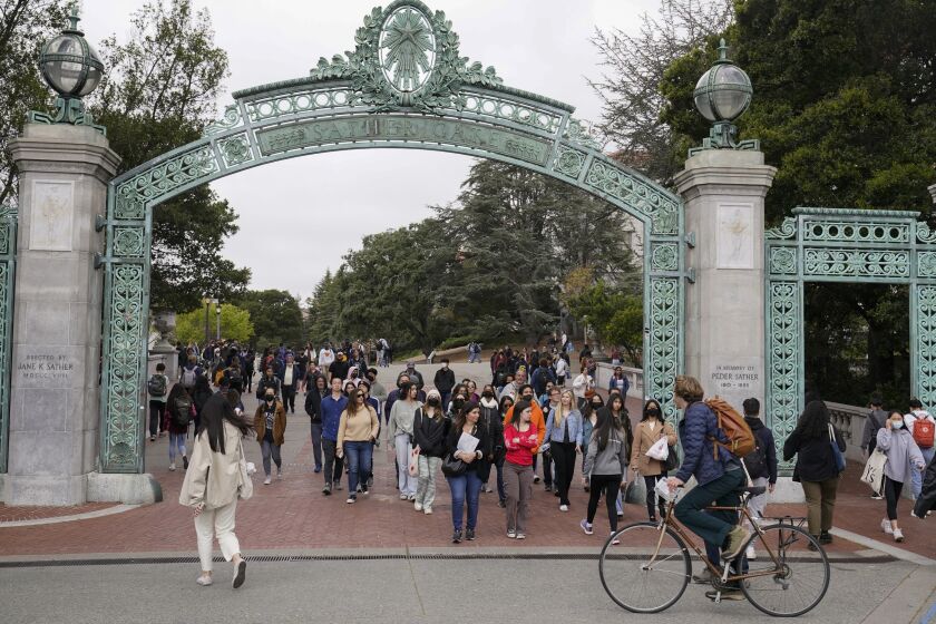 ARCHIVOS - Un grupo de estudiantes pasa por la Puerta Sather cerca de la Plaza Sproul en la Universidad de California, campus de Berkeley, el martes 29 de marzo de 2022, en Berkeley, California. (AP Foto/Eric Risberg, archivo)