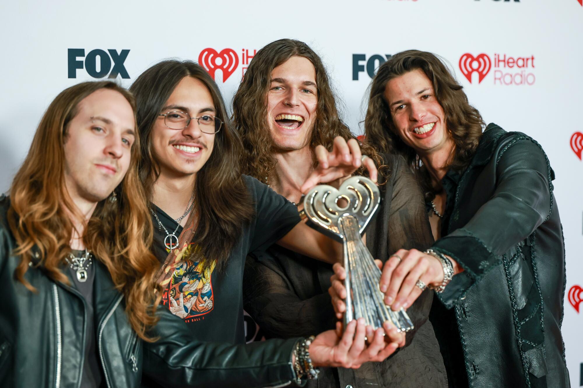 Retorne ao Dust no tapete vermelho do iHeartRadio Music Awards no Dolby Theatre em Hollywood.