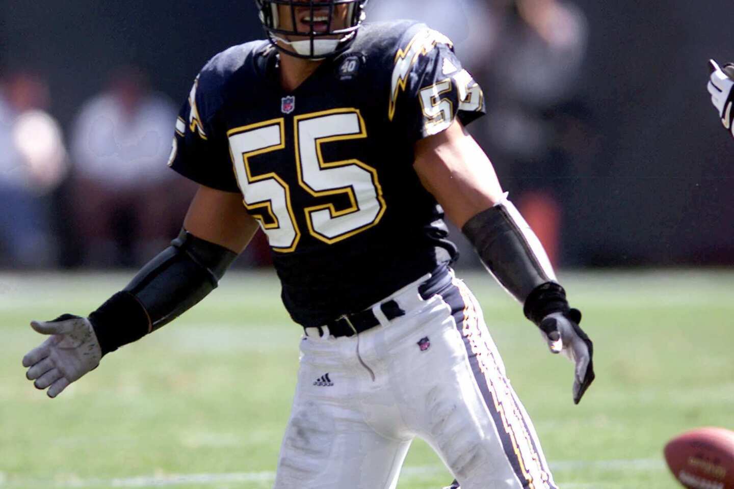 Former Chargers linebacker Junior Seau dies in apparent suicide - Los  Angeles Times