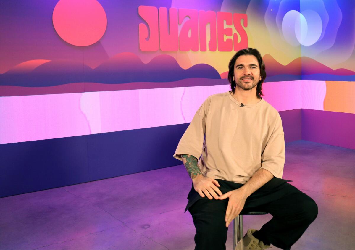 El cantante colombiano Juanes posa durante una entrevista este miércoles en Miami, Florida (EE.UU.).