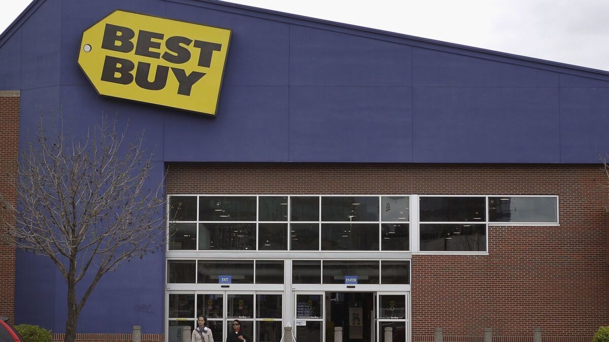 Best Buy has offered an employee his job back after being fired for helping sheriff's detectives capture a suspect.