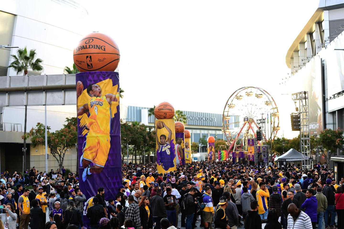 Golden State Warriors v Los Angeles Lakers