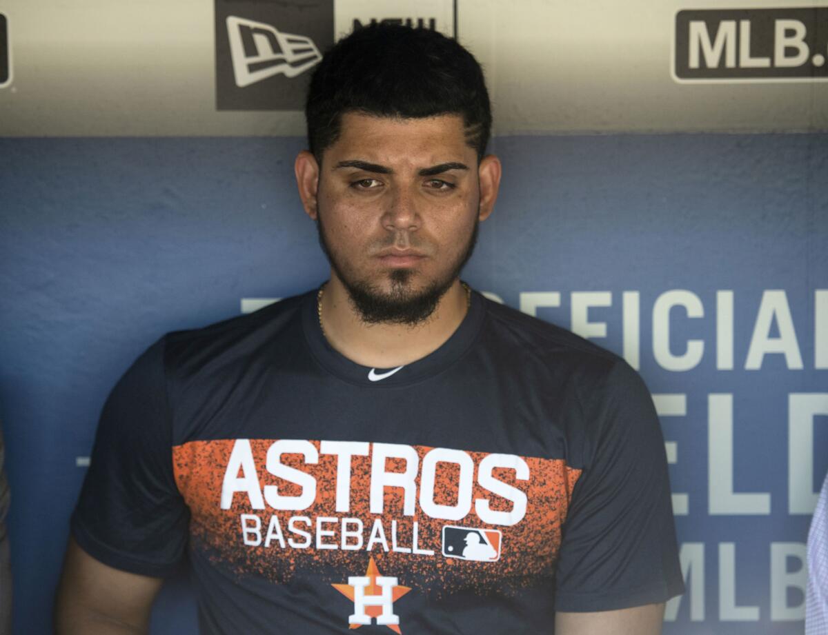 El mexicano Roberto Osuna, relevista de los Astros de Houston, responde a la prensa en el dugout antes del juego ante los Dodgers de Los Ángeles, el domingo 5 de agosto de 2018.