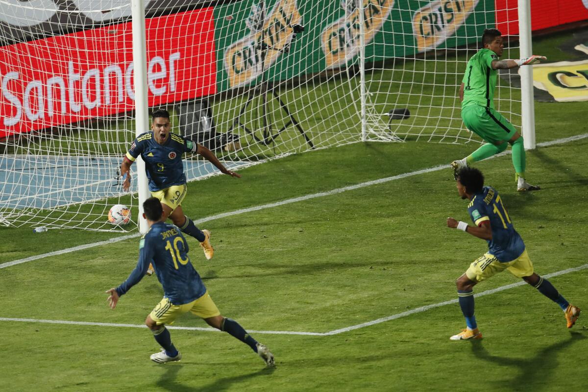 Radamel Falcao (izquierda) celebra con James Rodríguez tras anotar el segundo gol.