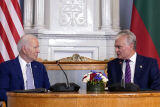 El presidente de Lituania, Gitanas Nauseda, a la derecha, se reúne con el presidente de Estados Unidos, Joe Biden, en el Palacio Presidencial antes de la cumbre de la OTAN en Vilna, Lituania, el martes 11 de julio de 2023. (AP Foto/Susan Walsh)