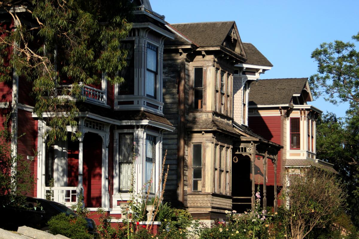 Restored pre-1900 Eastlake, Queen Anne and Victorian homes are nestled near Echo Park Lake along Carroll Avenue. A walk along the streets east of the park is an architectural history tour.