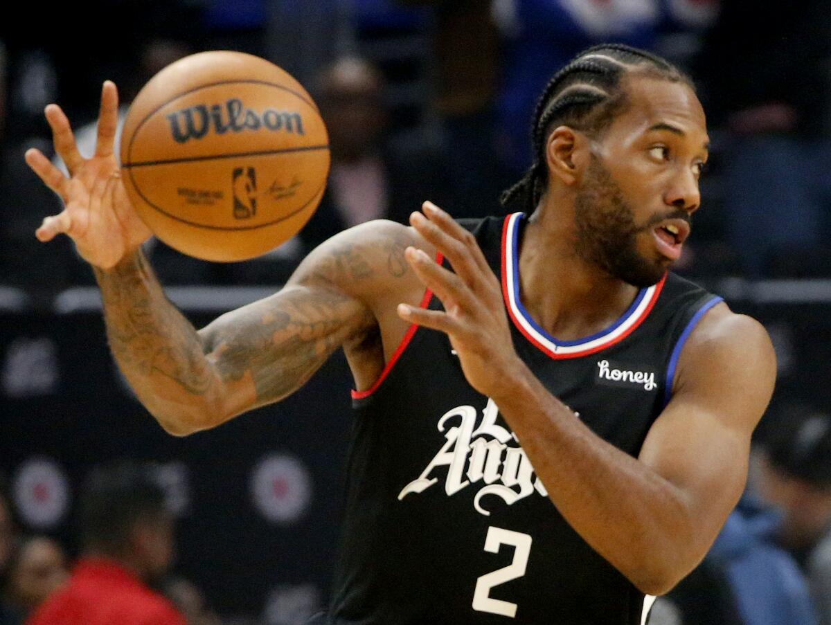 Clippers forward Kawhi Leonard turns to the basket during a game against the Pistons 