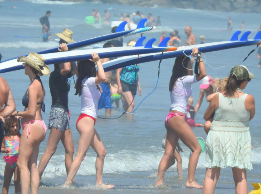 Las olas eran pequeñas pero las multitudes eran grandes el sábado en Oceanside.