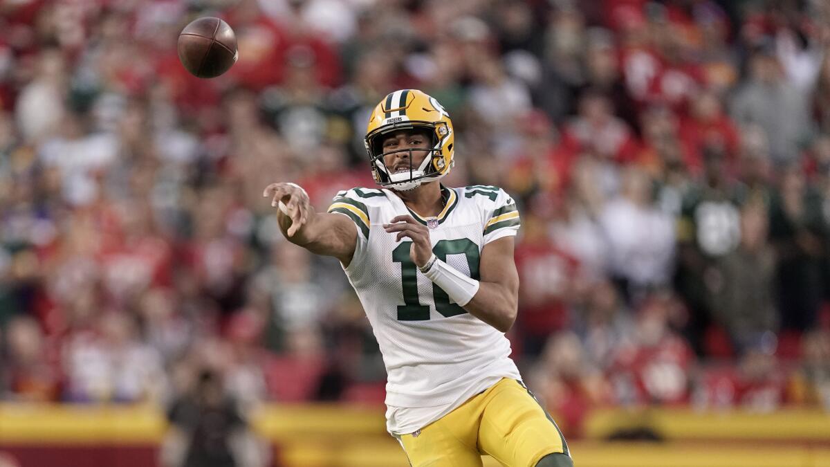 Green Bay Packers quarterback Jordan Love throws.