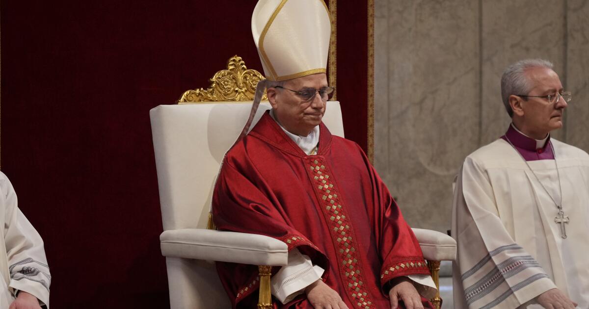 Le pape Léon XIV porte la croix pour la procession du Vendredi Saint, le premier pontife à le faire depuis des décennies