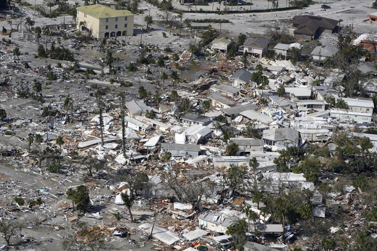 Vista aérea de viviendas dañadas y escombros el jueves 29 de septiembre de 2022, en Fort Myers Beach, Florida, tras el paso del huracán Ian. (AP Foto/Wilfredo Lee)