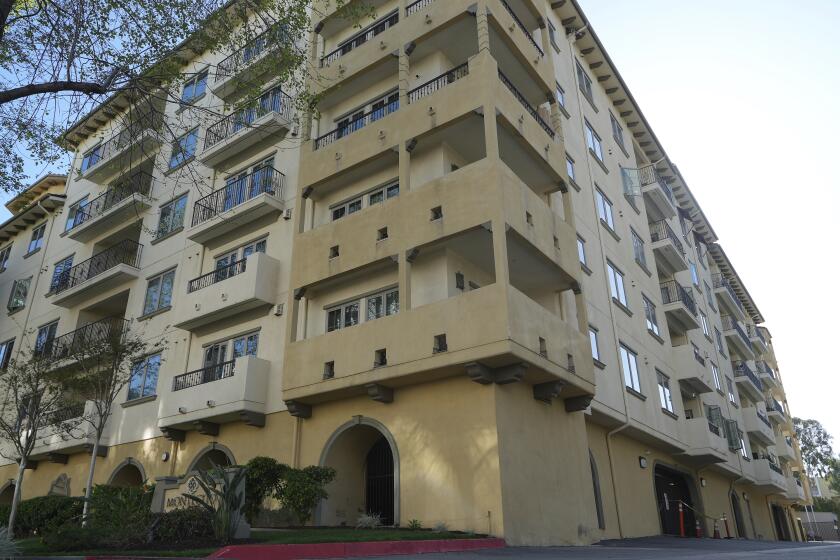 Exterior del complejo de apartamentos Montecito en Los Ángeles, el miércoles 10 de abril de 2024, donde días antes una mujer apuñaló a su pareja. (AP Foto/Damian Dovarganes)