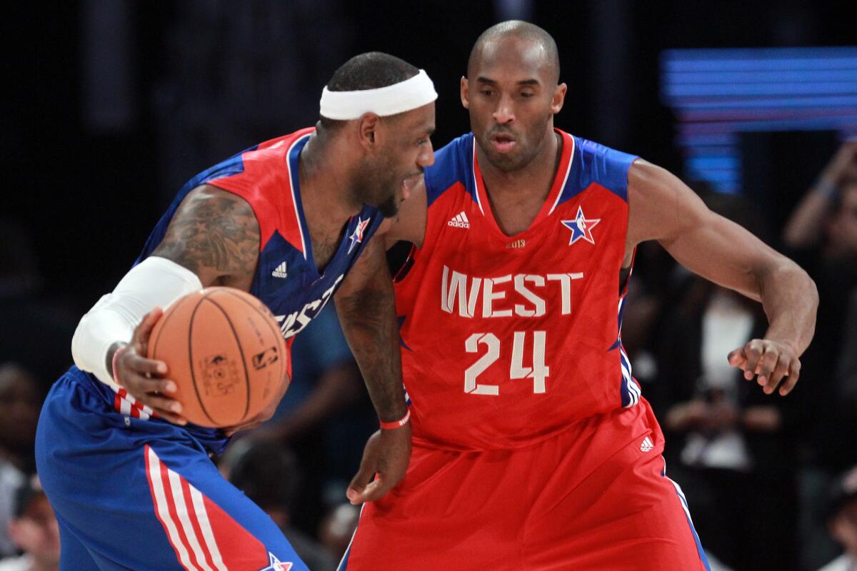 LeBron James intenta pasar a Kobe Bryant durante el Juego de Estrellas de la NBA-2013 en Houston.