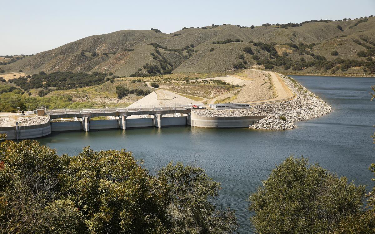 El embalse de Cachuma suministra agua a la costa sur del condado de Santa Bárbara.