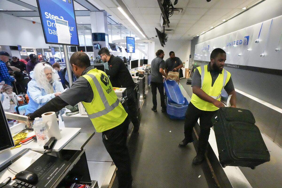ARCHIVO - Pasajeros dejan su equipaje en el mostrador de United Airlines 