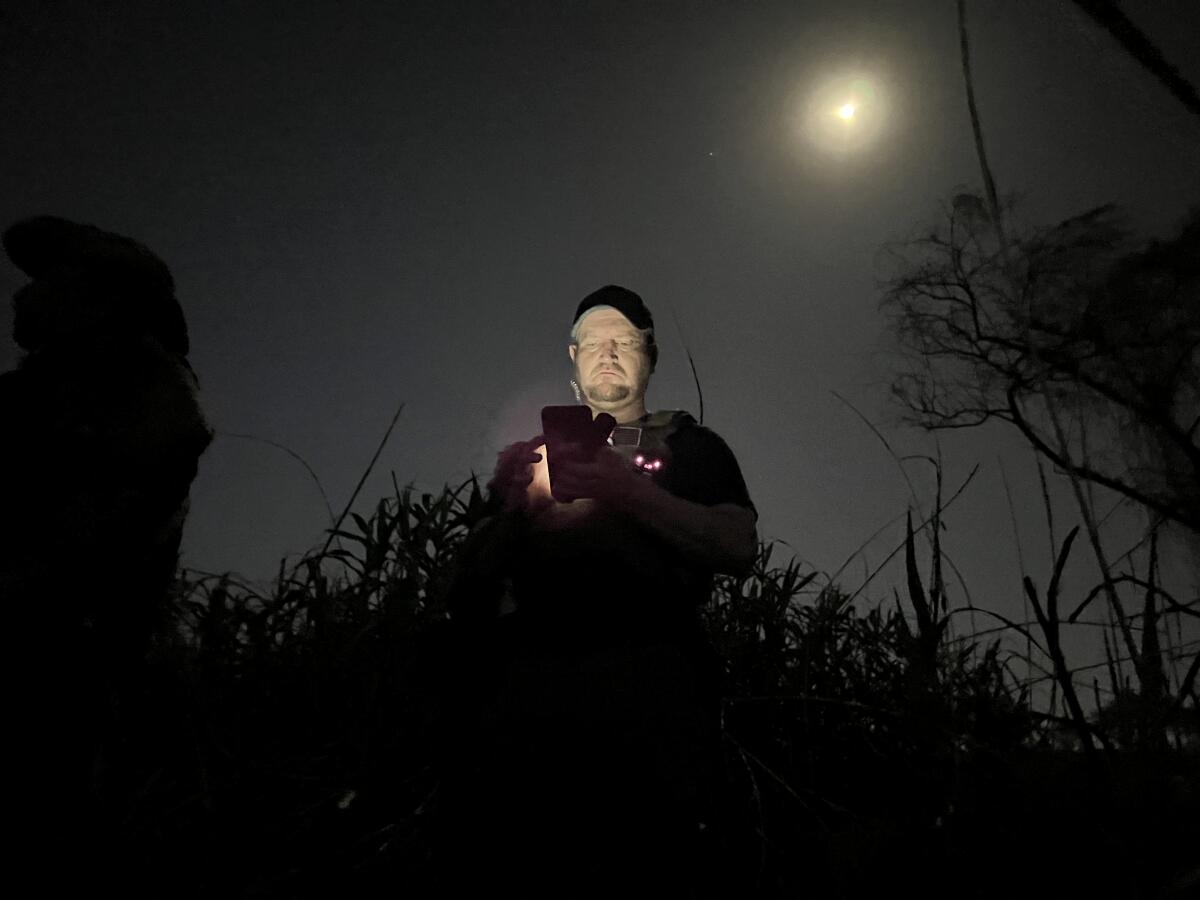 El líder de Patriots for America, Samuel Hall, patrulló las orillas del Río Grande el mes pasado cerca de Eagle Pass.