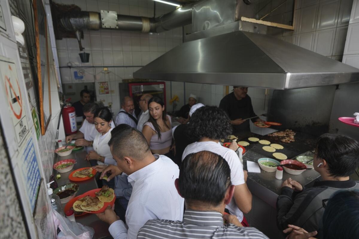 La taquería Tacos El Califa de León vista desde arriba en Ciudad de México, el miércoles 15 de mayo de 2024.
