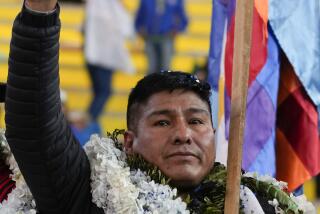 Grover García saluda después de ser elegido como nuevo dirigente de Movimiento Al Socialismo (MAS) durante la convención del partido organizada por el bloque del presidente Luis Arce, el domingo 5 de mayo de 2024, en El Alto, Bolivia. (AP Foto/Juan Karita)