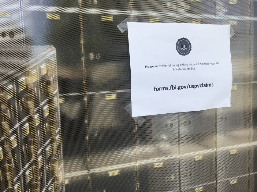 Un letrero avisa a los clientes ponerse en contacto por medio de un sitio web del FBI
