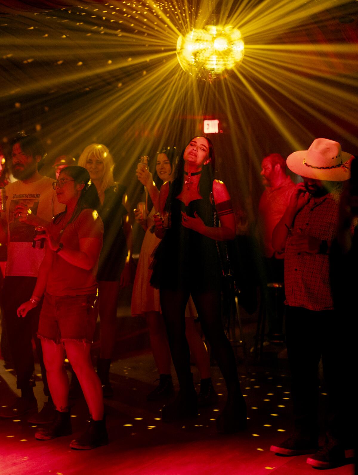 Las provisiones bailan que en una nueva música Mokave Gold.