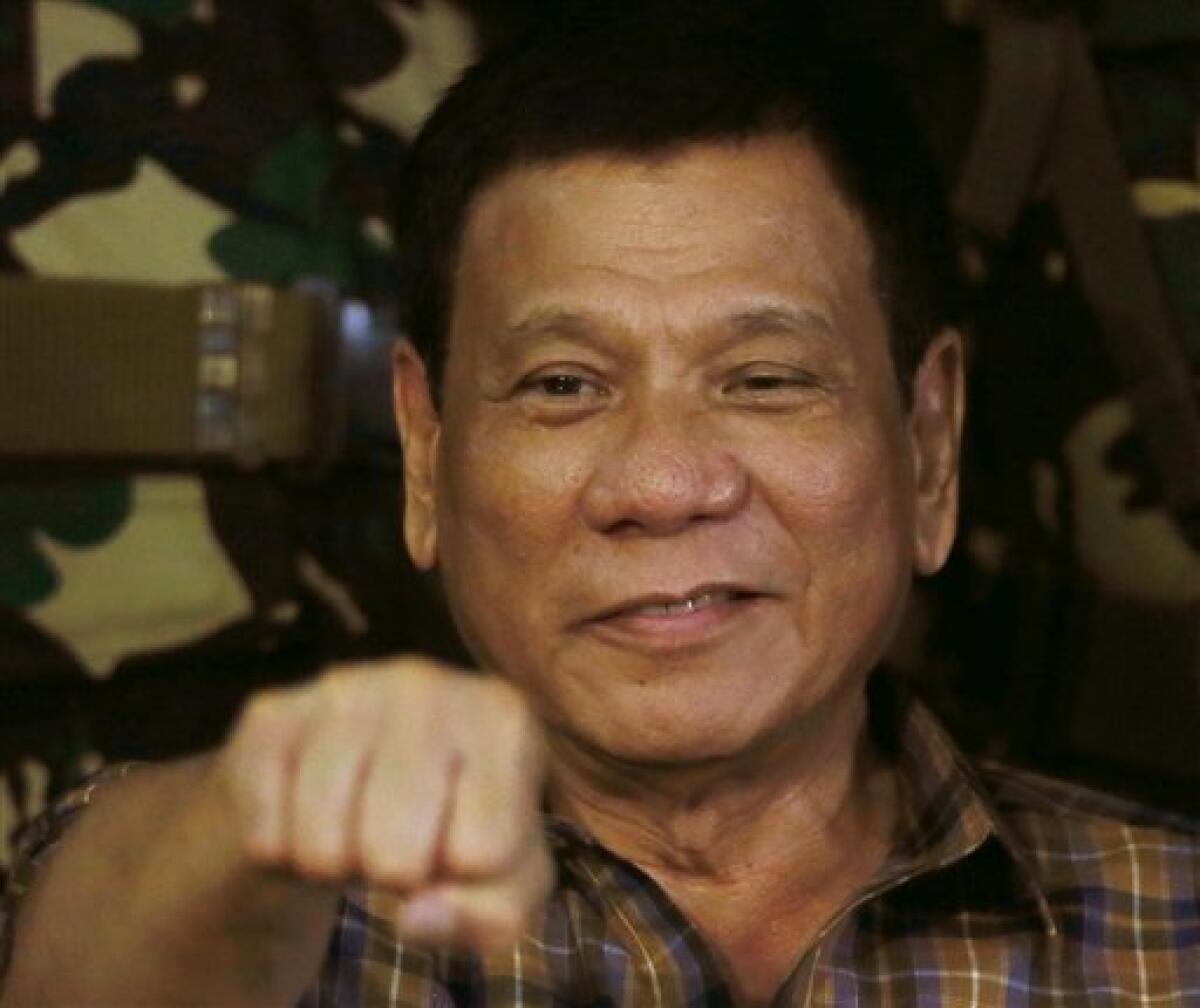 El presidente de Filipinas, Rodrigo Duterte, elevó la retórica sobre su sangrienta campaña contra el crimen a un nuevo nivel el viernes, comparándola con Hitler y el Holocausto y apuntando que estaría "contento de matar" a tres millones de adictos.