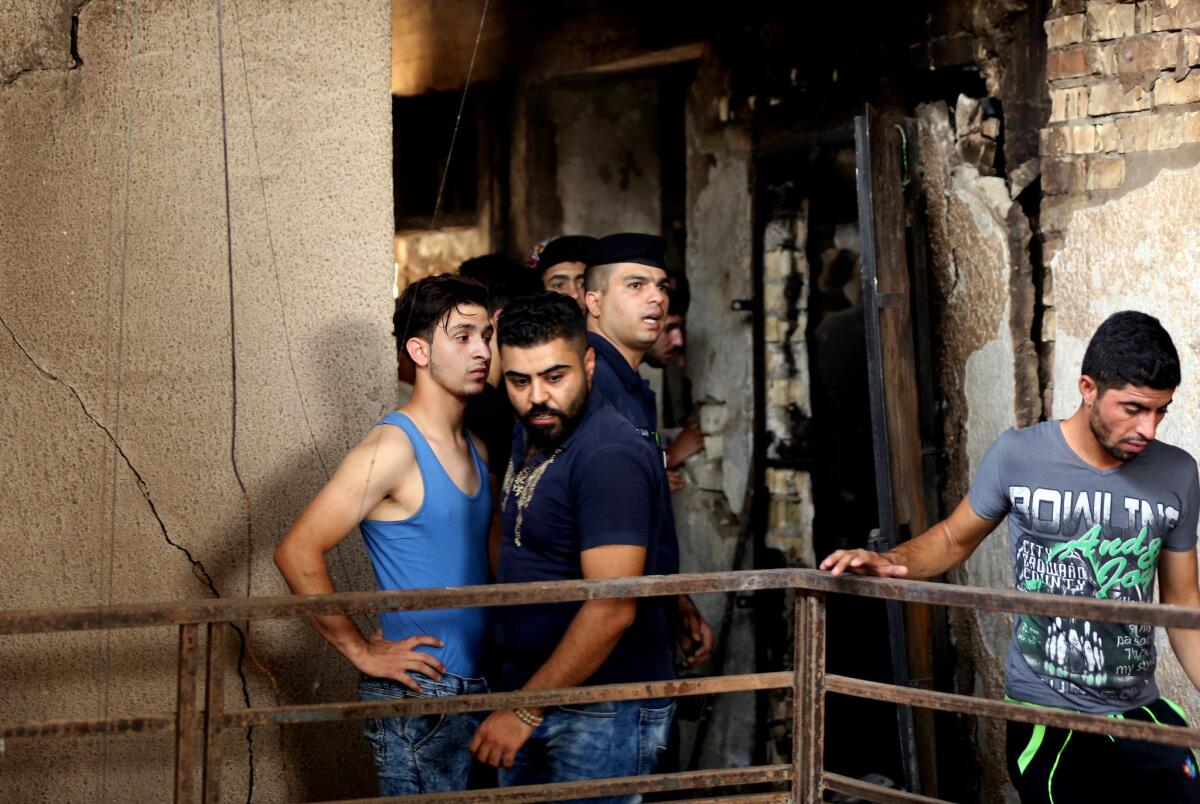 Elementos de seguridad iraquí y civiles buscan desaparecidos un día después del estallido un camión bomba en una zona comercial del barrio de Karada, en Bagdad, el lunes 4 de julio de 2016. (AP Foto/Hadi Mizban)