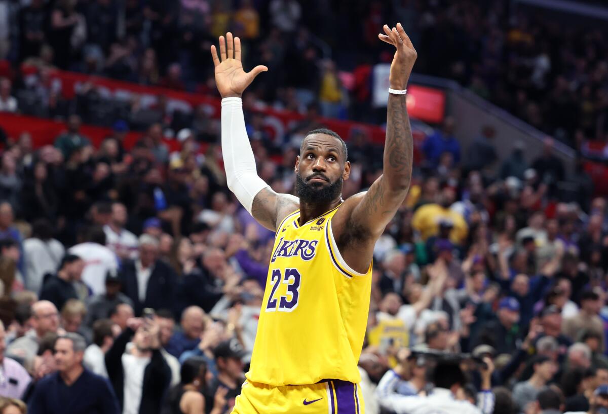 LeBron James rallies Lakers in fourth to beat Clippers - Los Angeles Times