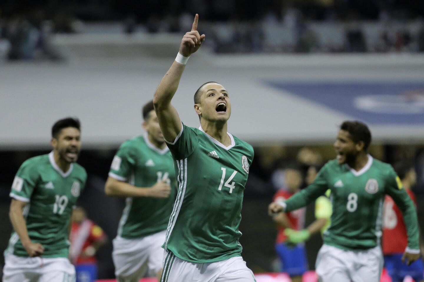 MEX43. CIUDAD DE MÉXICO (MÉXICO), 24/03/2017.- El jugador de la selección de fútbol de México Javier Hernández (c) celebra una anotación ante Costa Rica hoy, 24 de marzo de 2017, durante un partido de la fecha 3 del hexagonal final de las Eliminatorias Concacaf rumbo al Mundial Rusia 2018, celebrado en el Estadio Azteca de Ciudad de México (México). EFE/José Méndez ** Usable by HOY and SD Only **