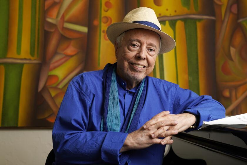 ARCHIVO - El músico brasileño Sergio Mendes posa para un retrato en su casa en Los Angeles, el 18 de mayo de 2021. (Foto AP/Chris Pizzello, archivo)