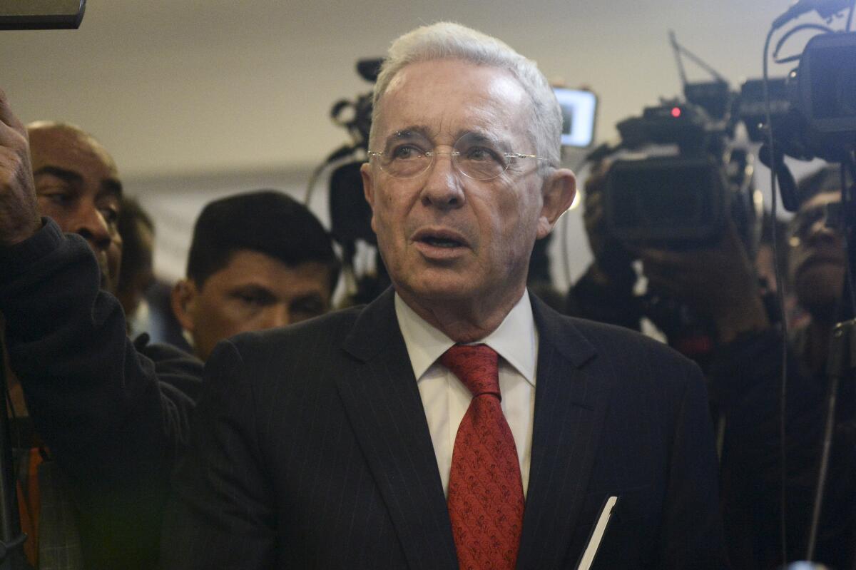 El expresidente Álvaro Uribe en una rueda de prensa en la sede del partido Centro Democrático 