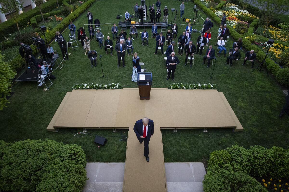 El presidente Donald Trump parte después de hablar sobre la pandemia del coronavirus en la Rosaleda de la Casa Blanca, el martes 14 de abril de 2020, en Washington. (AP Foto/Alex Brandon)