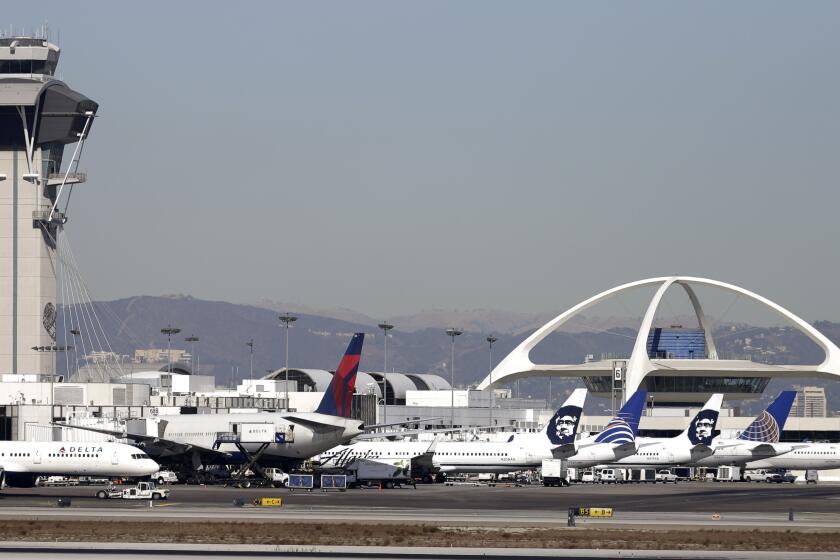 ARCHIVO - Varios aviones permanecen estacionados el viernes 1 de noviembre de 2013 en la terminal del Aeropuerto Internacional de Los Ángeles. (AP Foto/Gregory Bull, archivo)