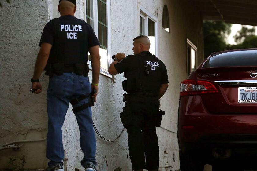 Agentes de ICE durante un operativo en Los Ángeles.