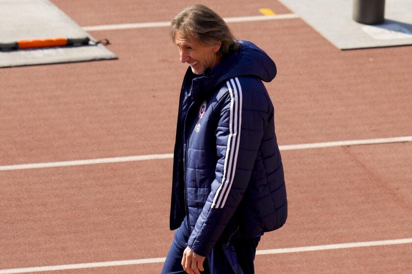 El técnico de Chile Ricardo Gareca durante un entrenamiento de la selección con miras al partido contra Bolivia por las eliminatorias del Mundial, el lunes 9 de septiembre de 2024, en Santiago. (AP Foto/Esteban Félix)