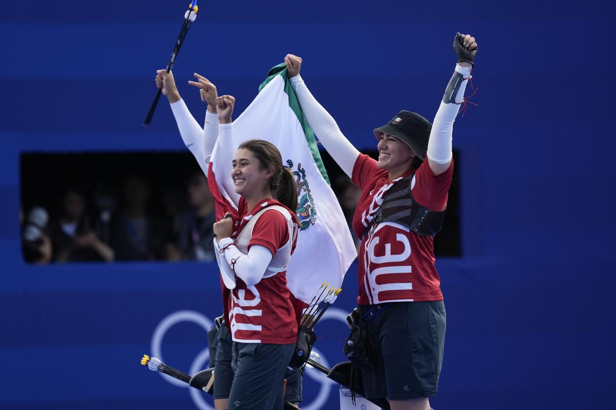 Las mexicanas Alejandra Valencia (derecha) y Angela Ruiz (izquierda) celebran tras ganar la medalla 