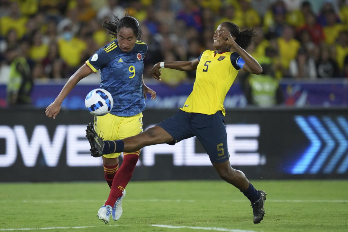 La jugadora de Ecuador Ericka Gracia, a la derecha, y la colombiana Mayra Ramírez 