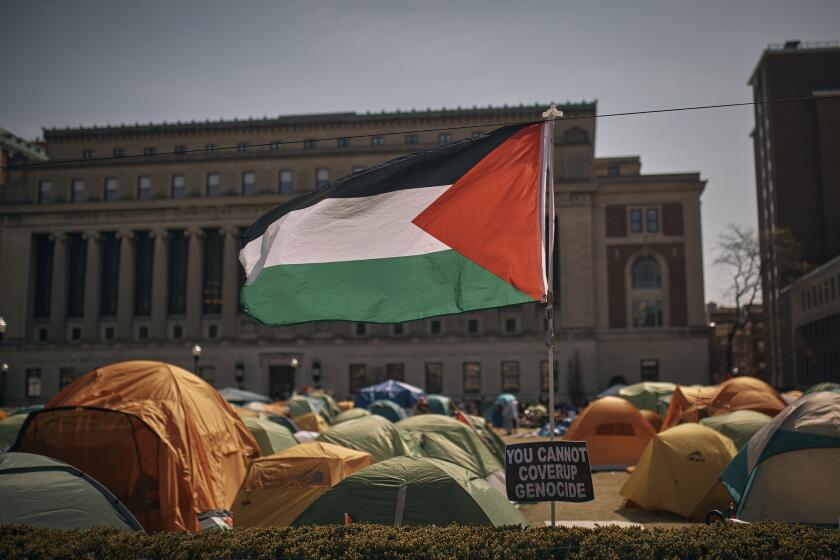 Una bandera palestina ondea al viento frente a un campamento en apoyo a los palestinos y contra la guerra en Gaza, en la Universidad de Columbia, el domingo 28 de abril de 2024, en Nueva York. (Foto AP/Andrés Kudacki)