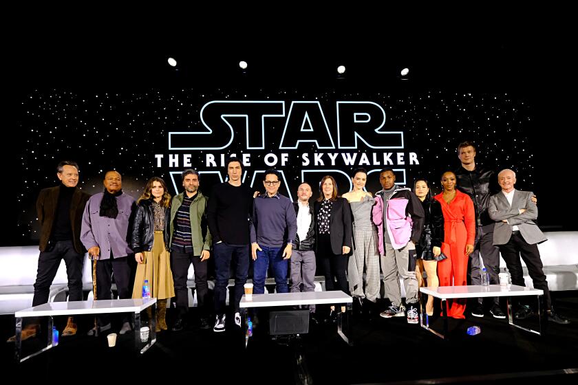 El director J.J. Abrams al lado de sus actores en la conferencia de prensa angelina de “Star Wars: Rise of Skywalker”.