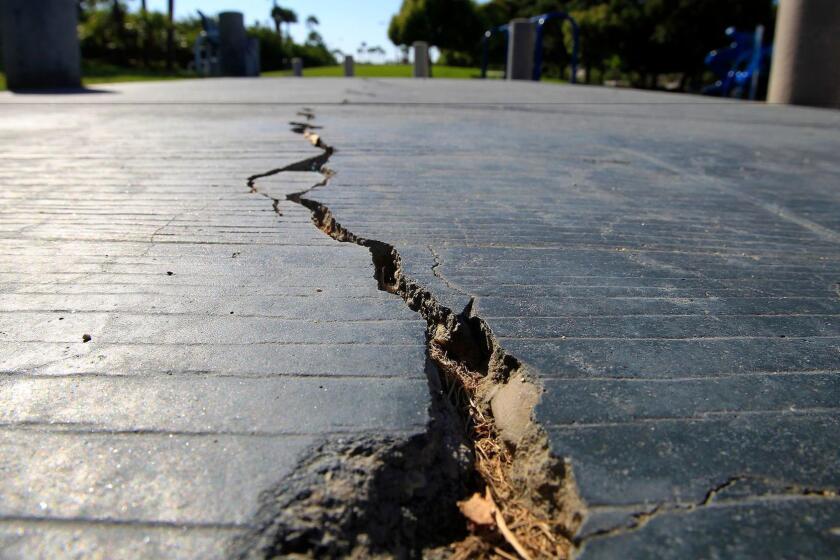 Una larga grieta en el pavimento en Huntington Beach, sobre la falla de Newport-Inglewood.